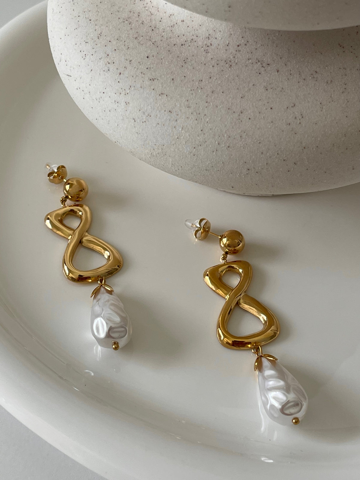 Boucles d'Oreilles Meïna – Infini & Perle Nacrée Dorées