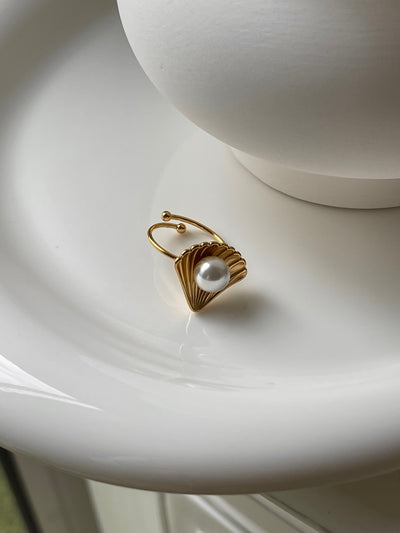 Bague Nérée – Bague ouverte dorée en acier inoxydable, design sculptural femme