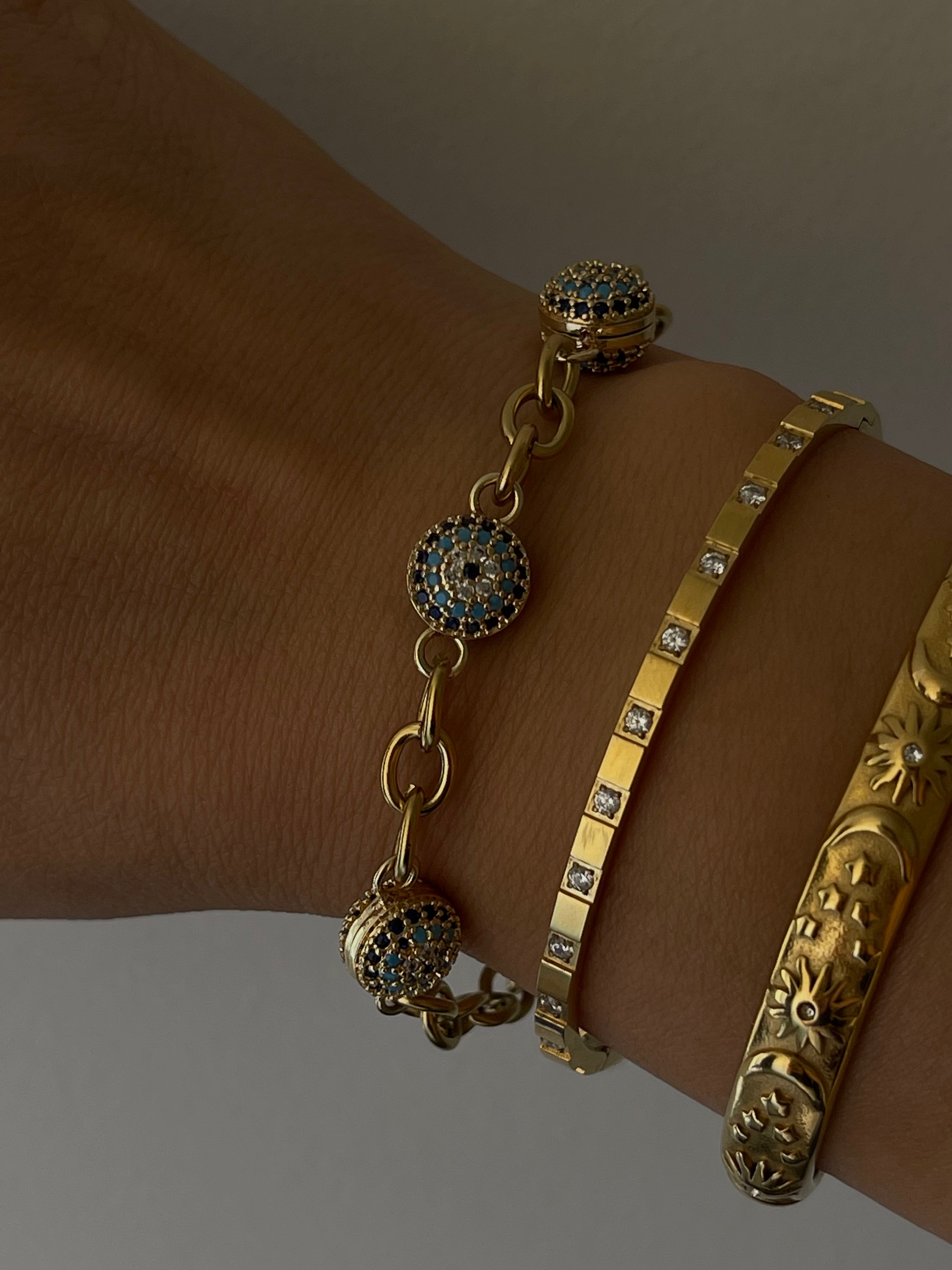 Bracelet Nazar evil eye doré pavé de zircons bleus, blancs et noirs sur chaîne à maillons