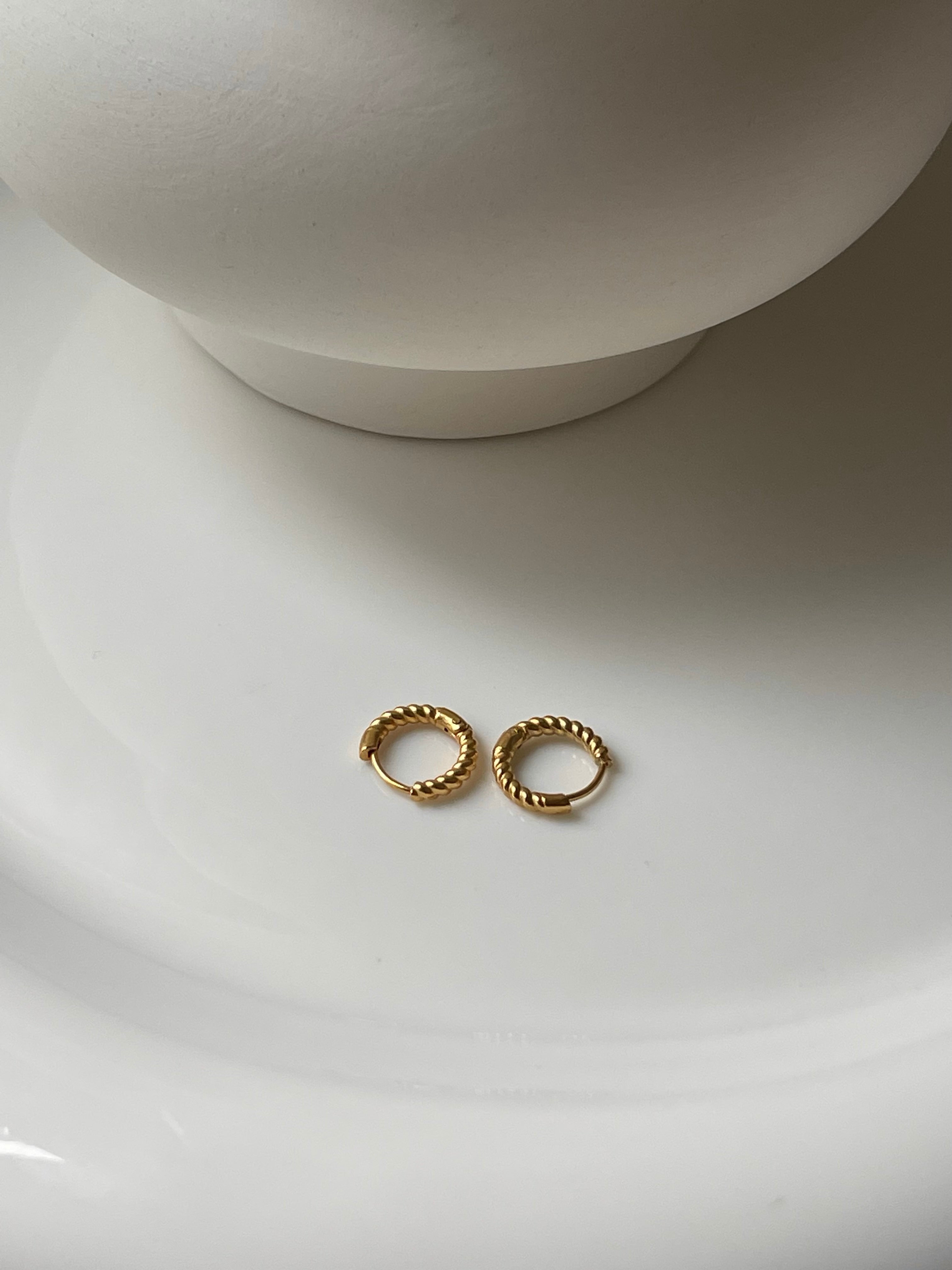Boucles d'Oreilles Lysa – Mini Créoles Dorées Torsadées Femme | Waterproof