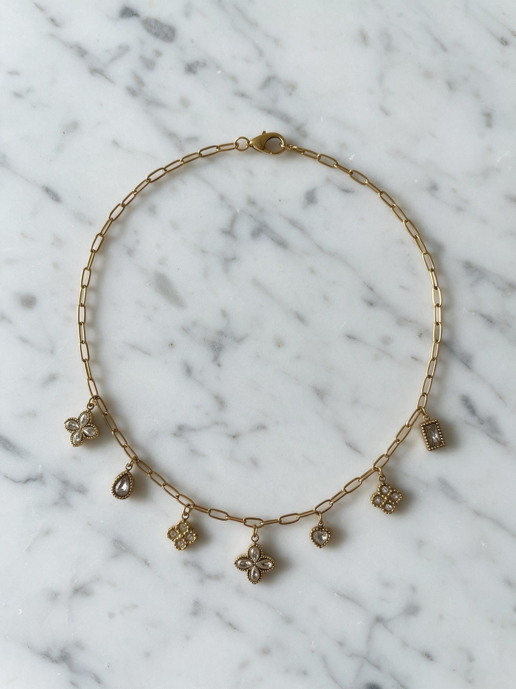 Collier Anela posé à plat sur marbre – 40 cm plus 4,5 cm d'extension, fermoir mousqueton, sept pendentifs sertis
