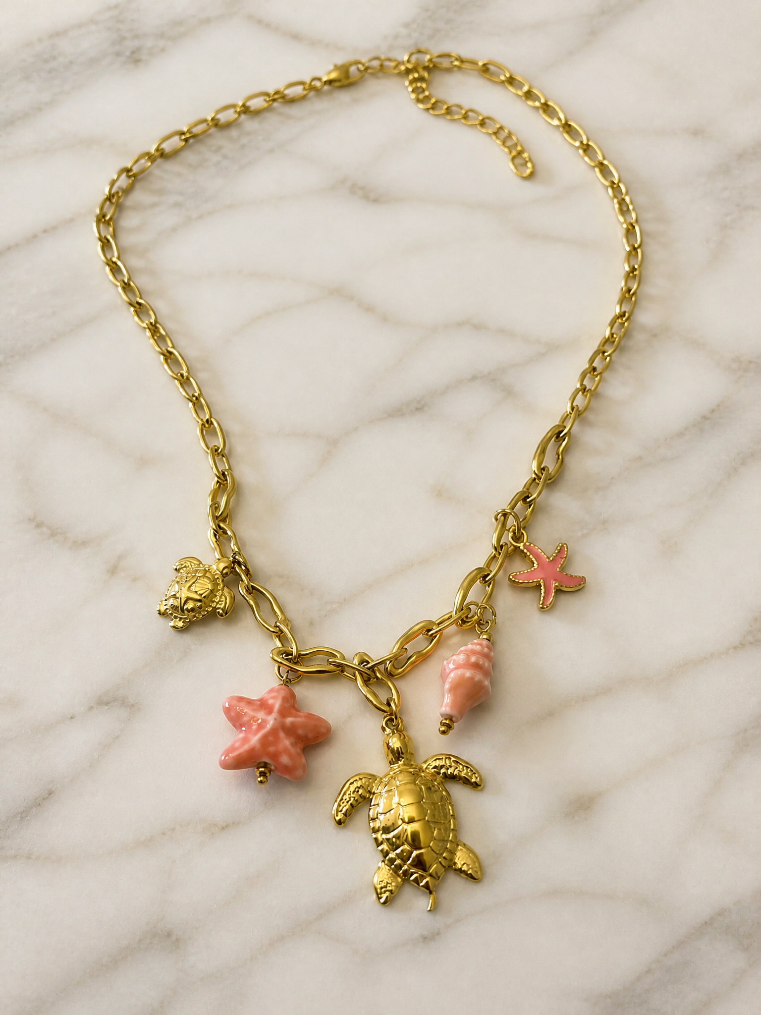 Collier Kalani – Tortues Dorées & Étoiles de Mer Roses | Acier Inoxydable Doré