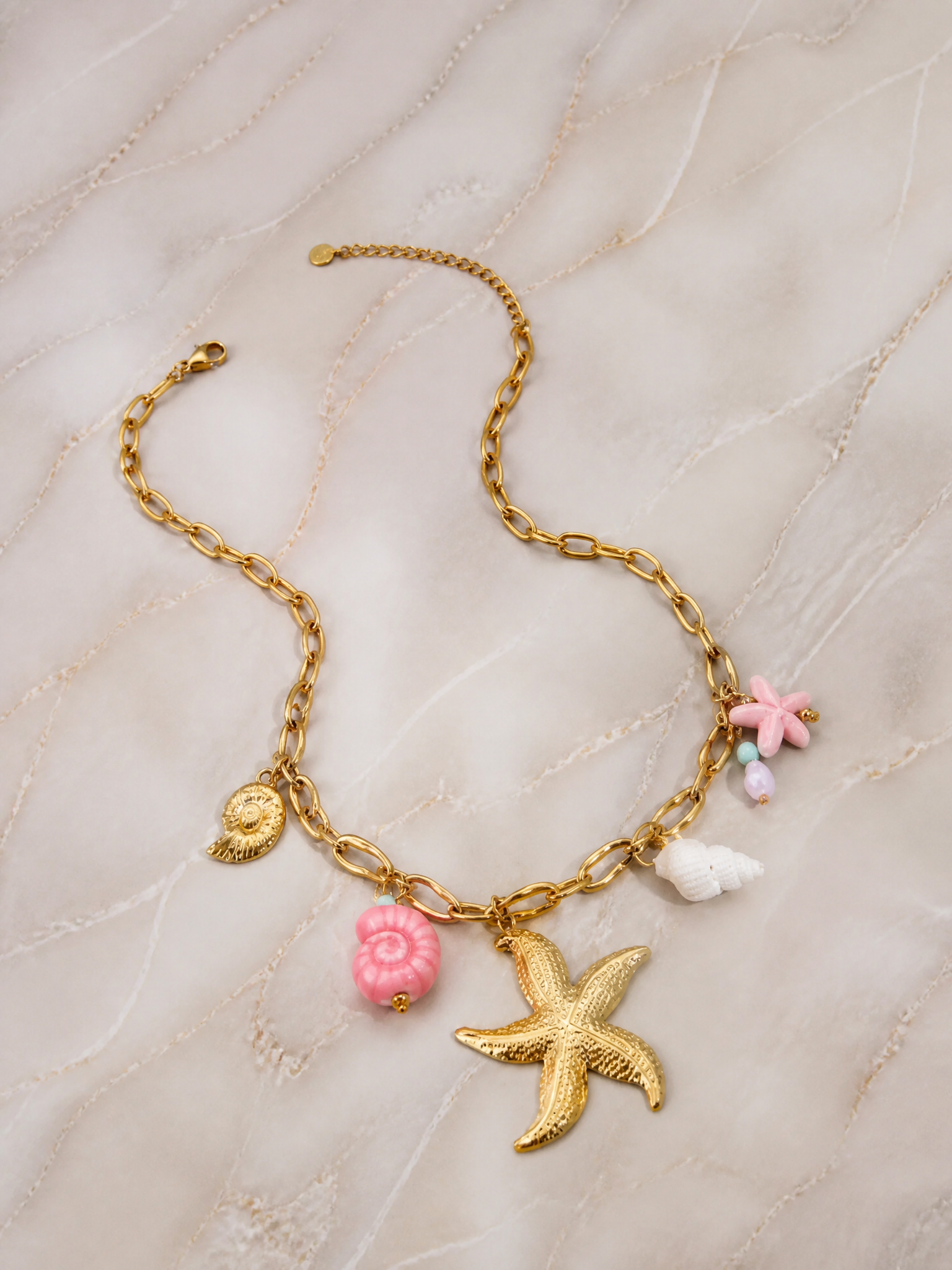 Collier Maristella – Étoile de Mer Dorée & Coquillages Roses | Acier Inoxydable Doré