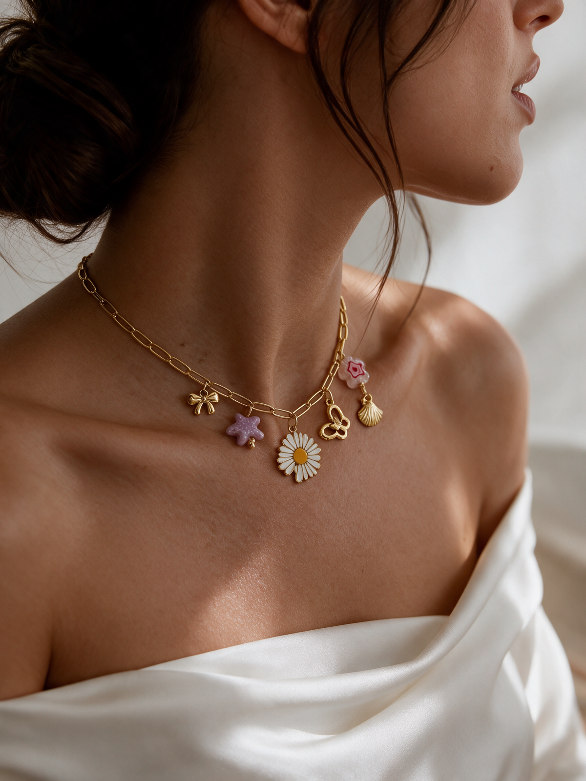 Collier Floralia – Marguerite, Papillon & Fleurs Émaillées | Acier Inoxydable Doré