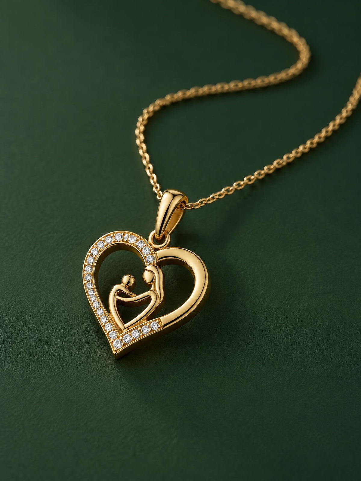 Collier Maélie, pendentif cœur doré pavé de zircons avec silhouette mère et enfant, chaîne fine en acier inoxydable plaqué or 18K