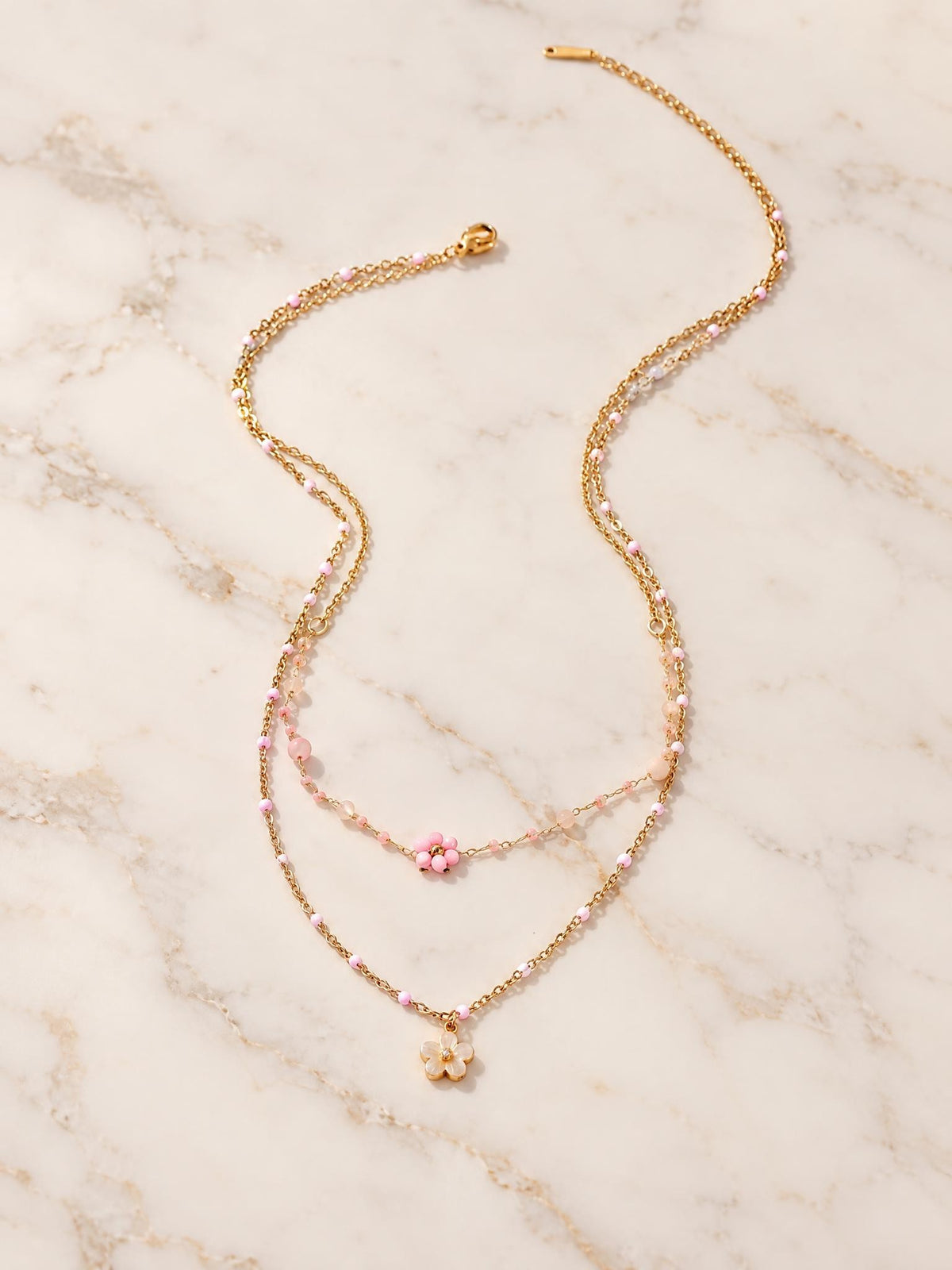 Collier Aurora porté dans une lumière chaude d'automne