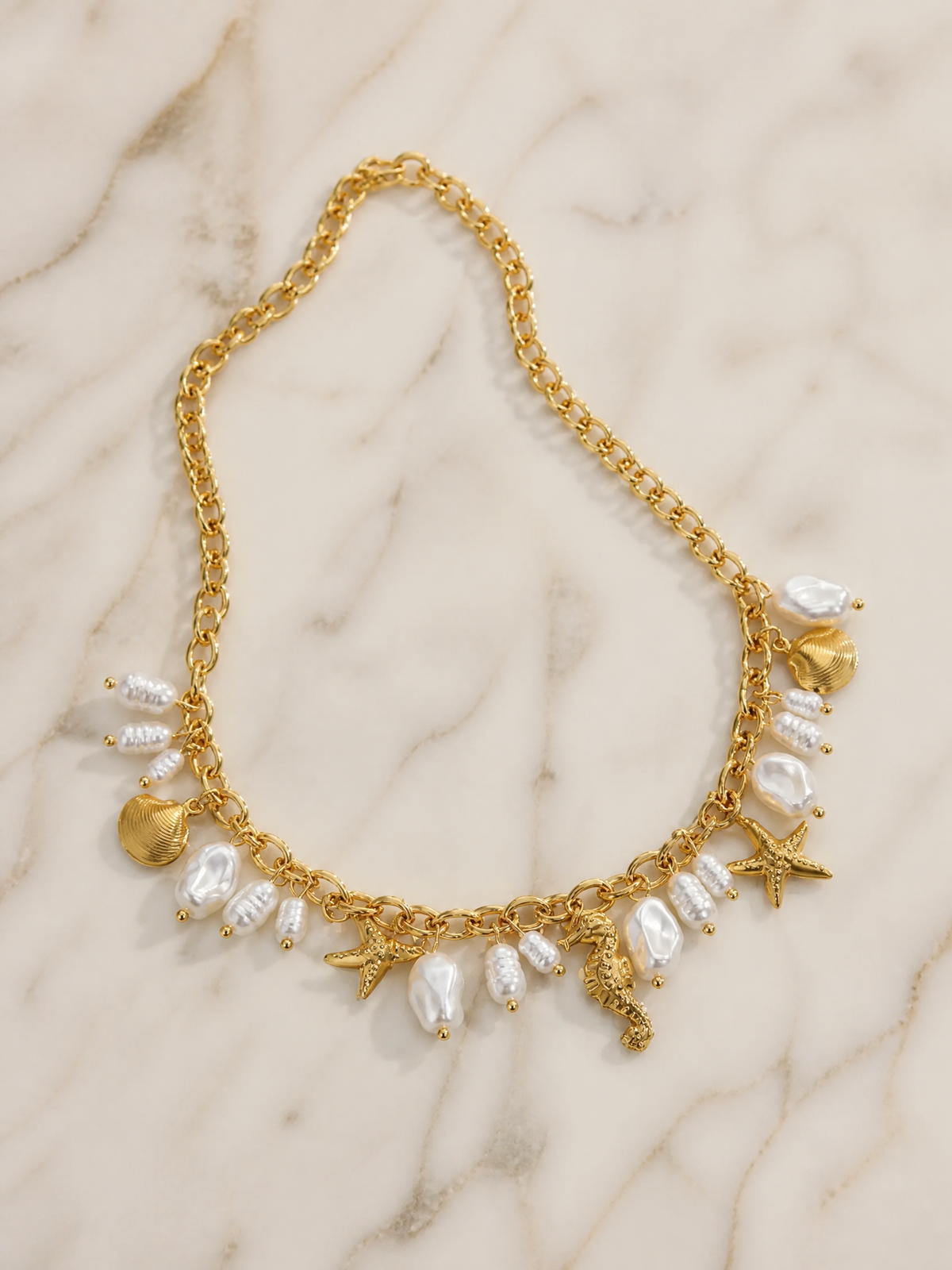 Collier Maréa – Grosse Chaîne Dorée, Hippocampe & Perles Baroques | Acier Inoxydable Doré