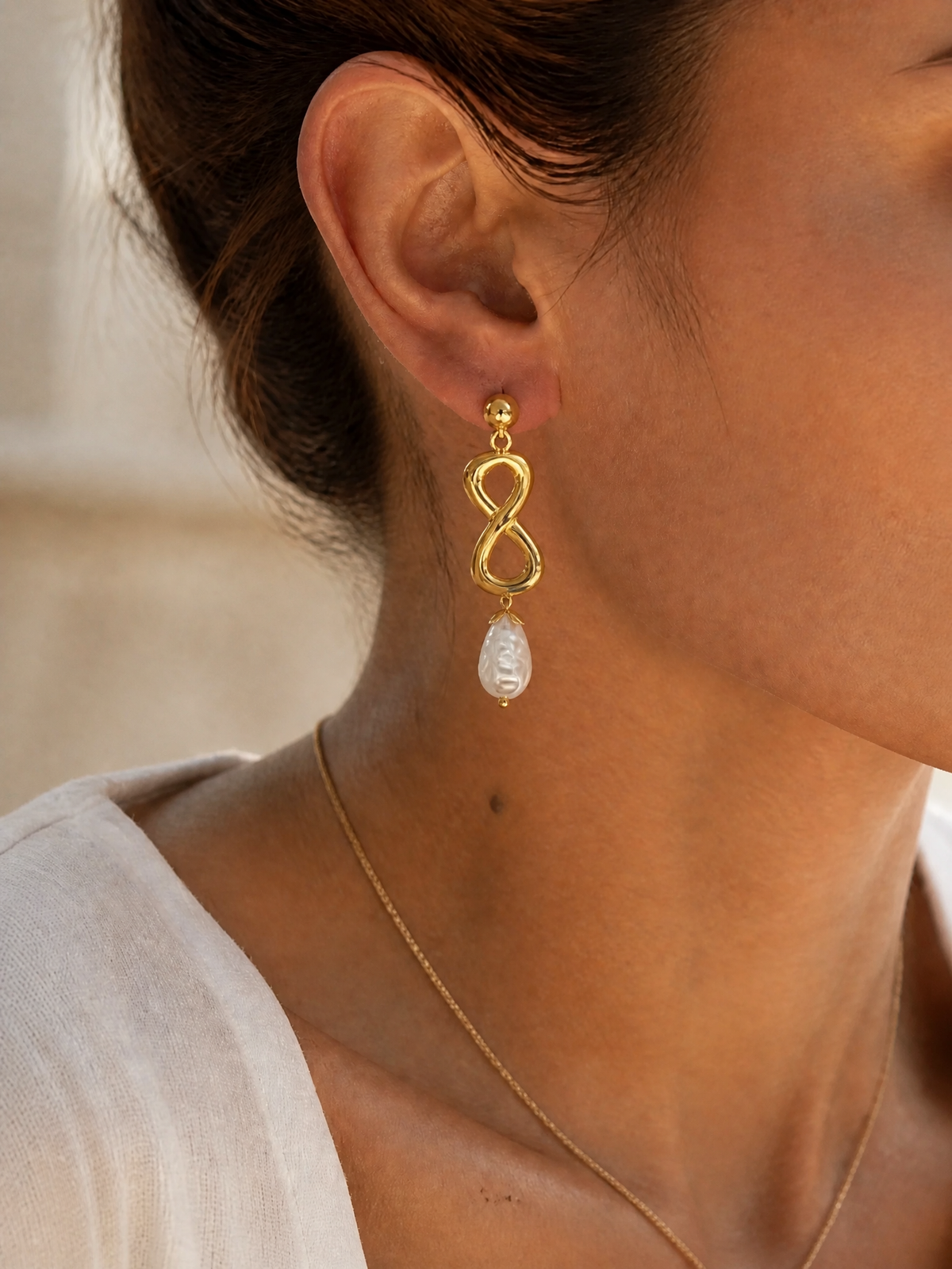 Boucles d'Oreilles Meïna – Infini & Perle Nacrée Dorées