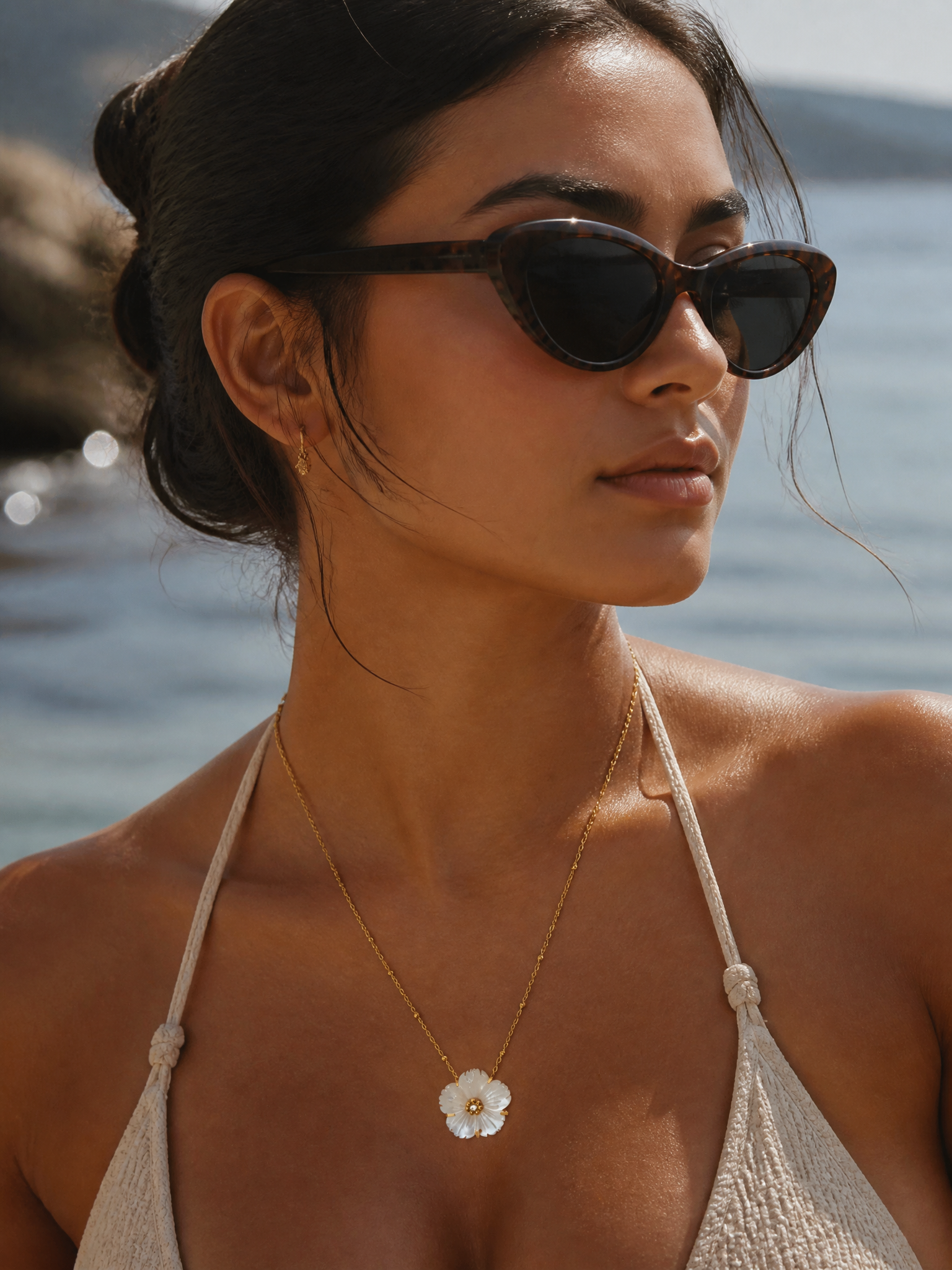 Collier Douceur – Chaîne Dorée Fleur Nacrée