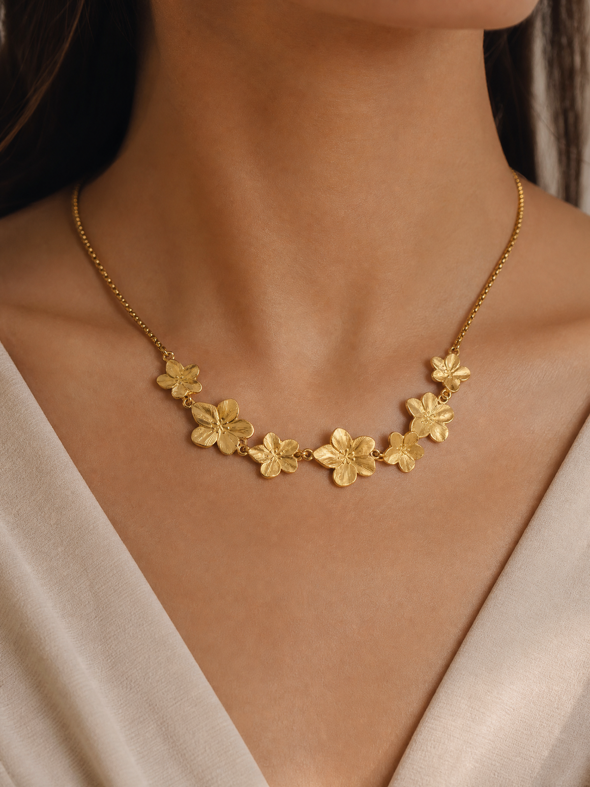 Collier Vahina – Ras-de-Cou Fleurs Dorées en Acier Inoxydable
