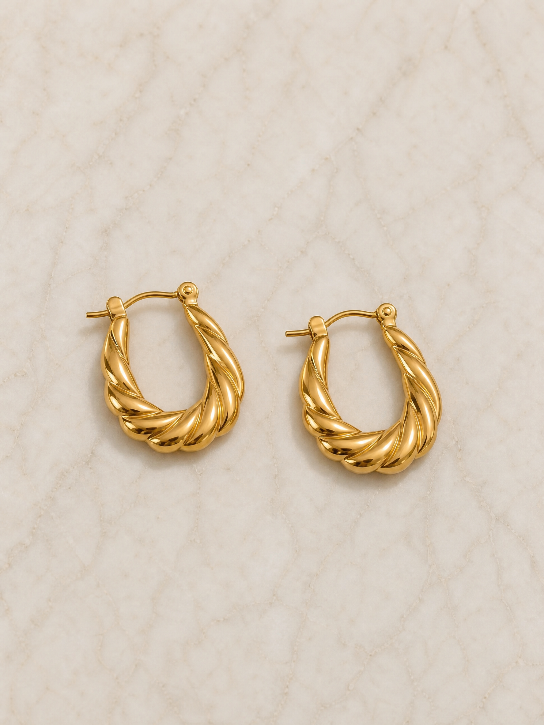 Boucles d'oreilles Solya – Créoles Dorées Torsadées | Acier Inoxydable Doré