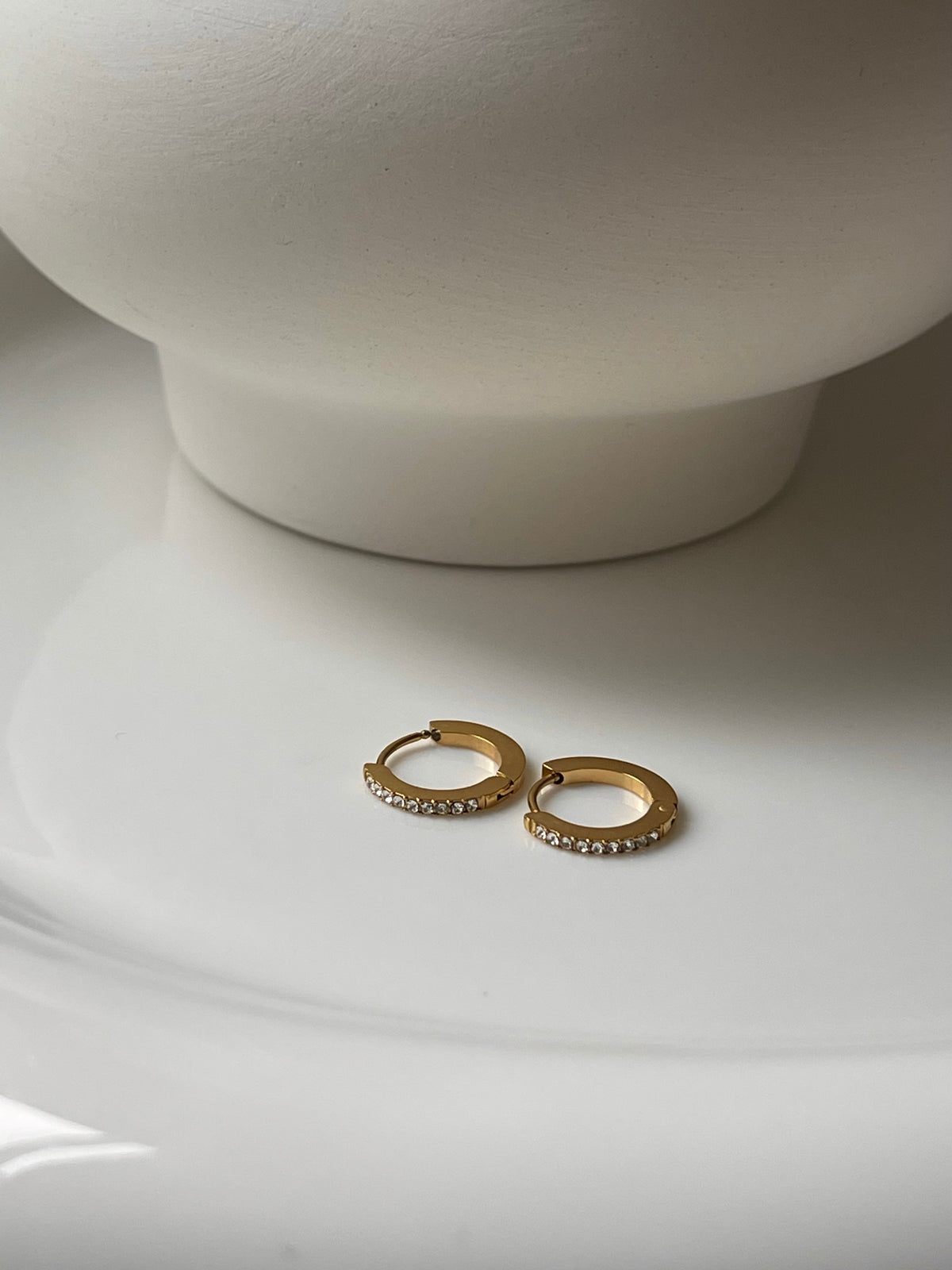 Boucles d'Oreilles Nolaé – Mini Créoles Dorées Zircon Femme | Waterproof
