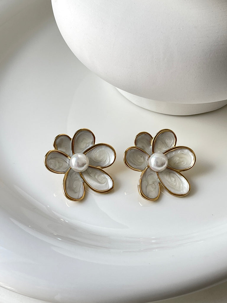 Boucles D'oreilles Dormeuses Fleur Nacrée Grise Et Perle Blanche - Acier Inoxydable, Neuves