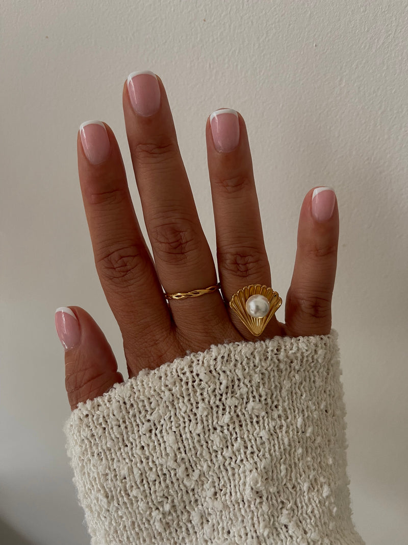 Bague Nérée – Bague ouverte dorée en acier inoxydable, design sculptural femme
