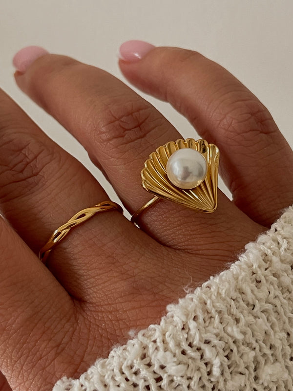 Bague Nérée – Bague ouverte dorée en acier inoxydable, design sculptural femme