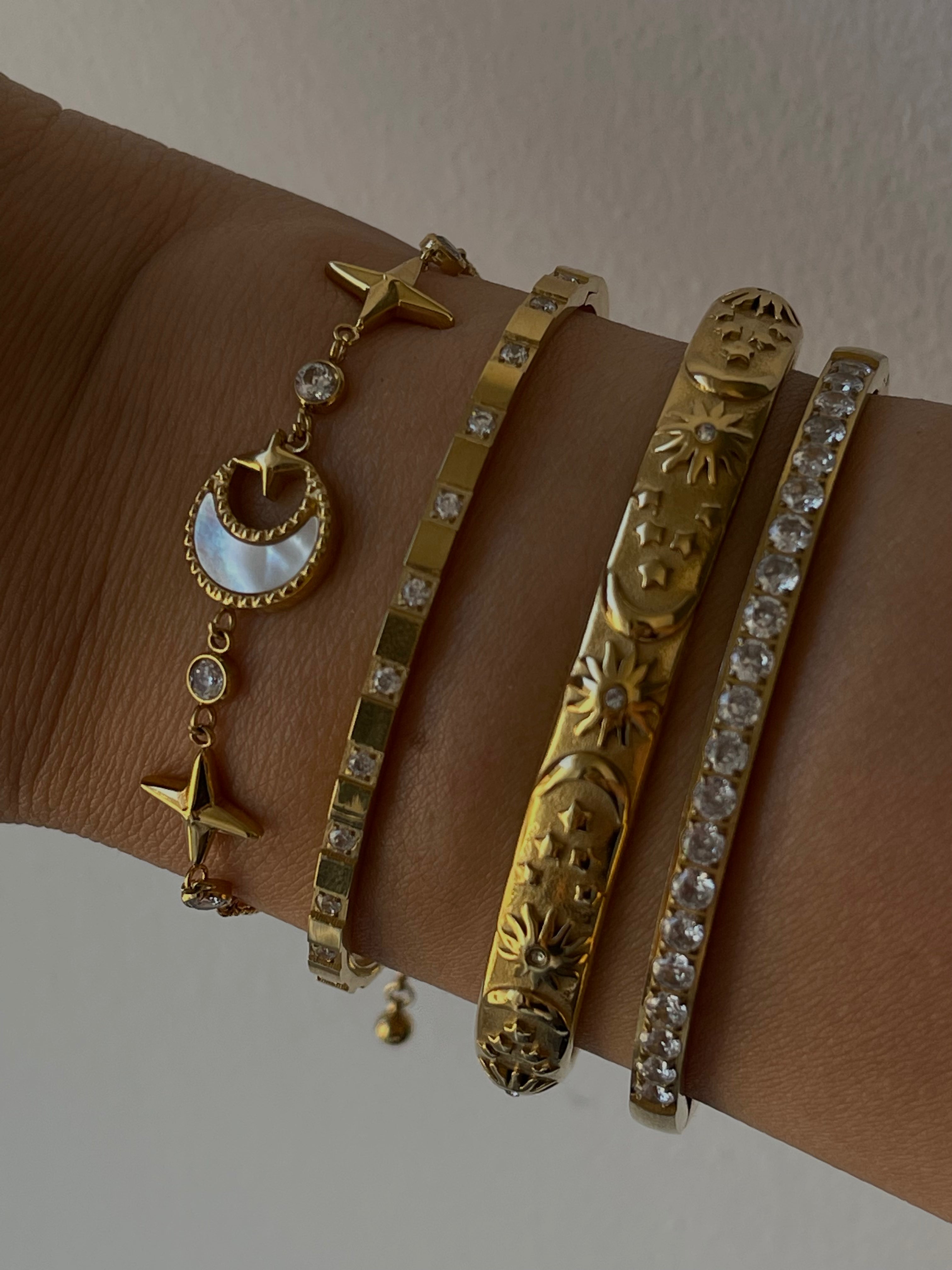 Bracelet Séléné doré à breloques lune nacrée, étoiles à quatre branches et zircons