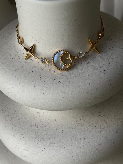 Bracelet Séléné – Croissant de Lune Nacré & Étoiles en Acier Inoxydable Doré