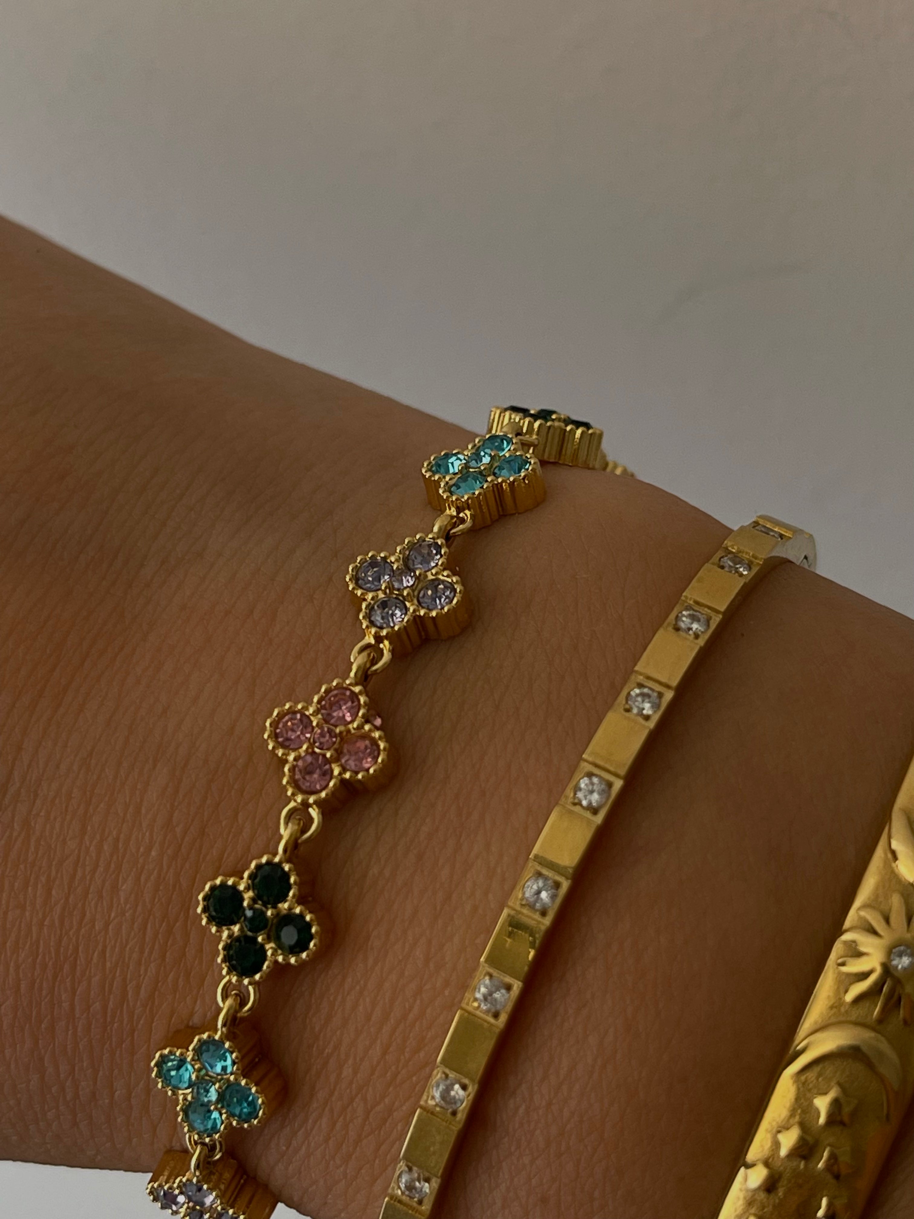 Bracelet Verveine porté en layering, trèfles à quatre pétales pavés de cristaux colorés