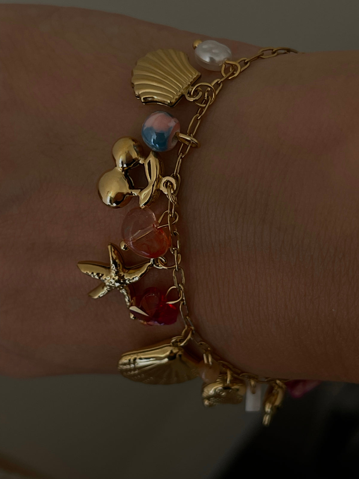 Bracelet Lani – Charms Marins Dorés, Perles & Cristaux | Acier Inoxydable