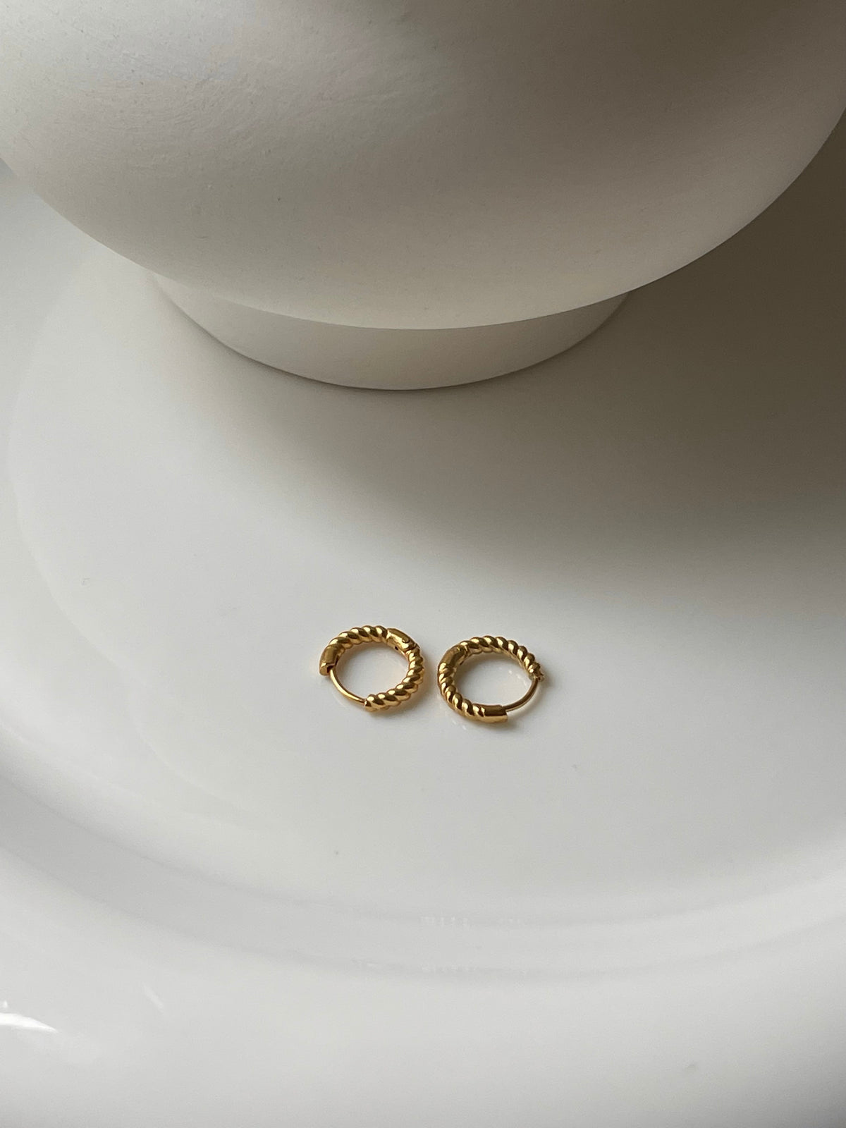 Boucles d'Oreilles Lysa – Mini Créoles Dorées Torsadées Femme | Waterproof