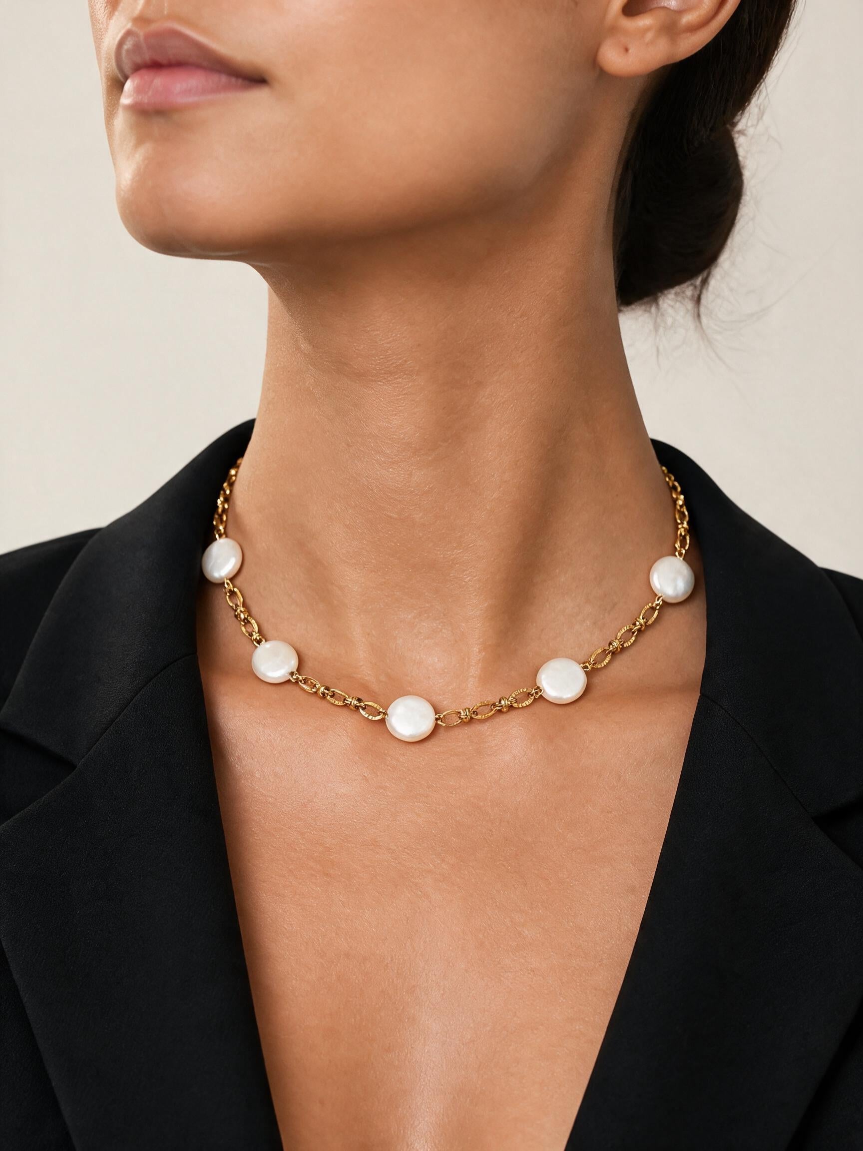 Collier Louise porté – maille fantaisie dorée ciselée et cinq perles nacrées plates, acier inoxydable plaqué or 18K
