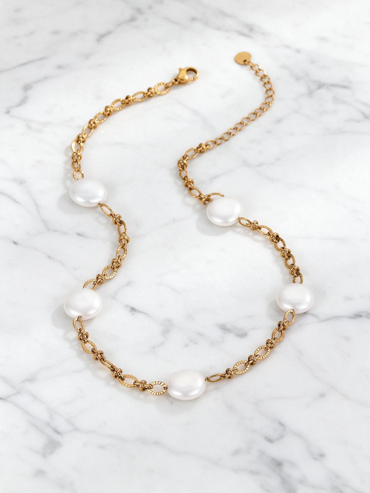 Collier Louise – Perles Nacrées Plates & Maille Fantaisie Dorée | Acier Inoxydable 18K