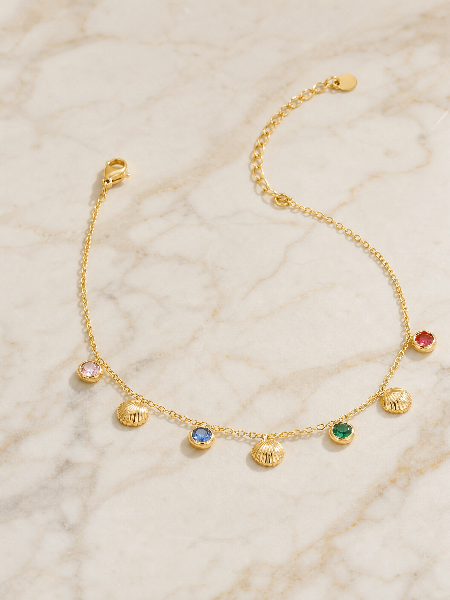 Bracelet de Cheville Cléo – Coquillages Dorés & Zircons Colorés | Acier Inoxydable