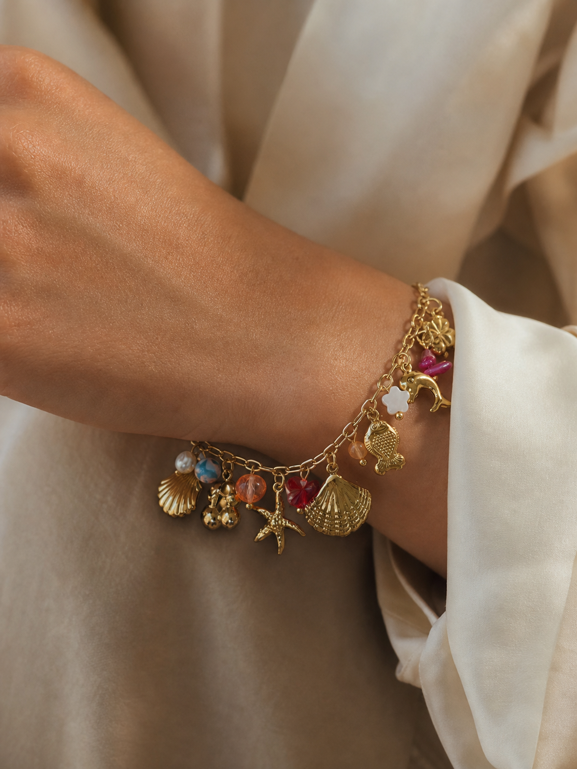 Bracelet Lani – Charms Marins Dorés, Perles & Cristaux | Acier Inoxydable