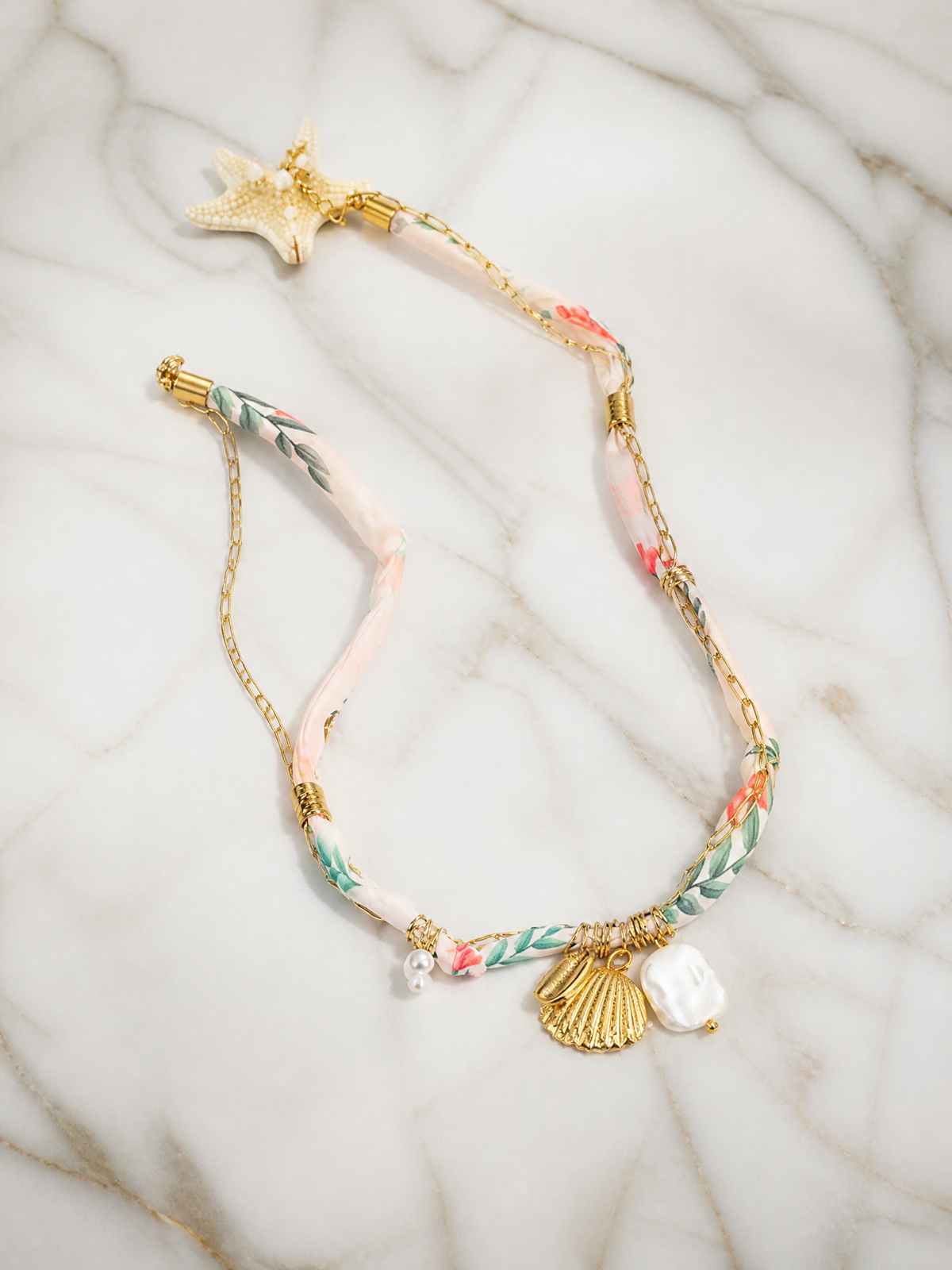 Collier Capucine – Cordon Tissu Fleuri & Charms Coquillage Nacré | Acier Inoxydable Doré