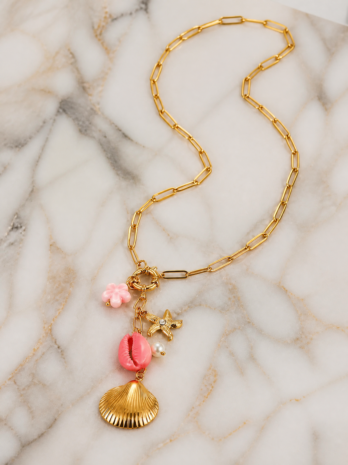 Collier Riviera – Grappe de Charms Marins & Coquille Dorée | Acier Inoxydable Doré