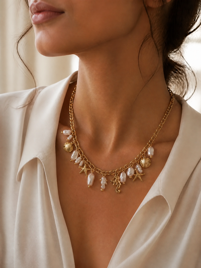 Collier Maréa – Grosse Chaîne Dorée, Hippocampe & Perles Baroques | Acier Inoxydable Doré