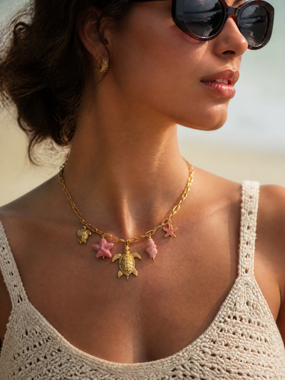 Collier Kalani – Tortues Dorées & Étoiles de Mer Roses | Acier Inoxydable Doré