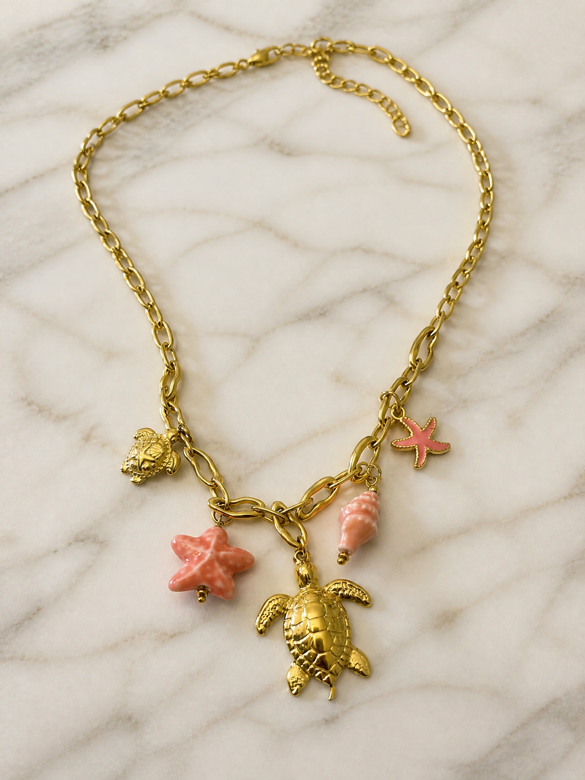 Collier Kalani – Tortues Dorées & Étoiles de Mer Roses | Acier Inoxydable Doré