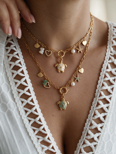 Collier Naïa Blanc – Charms Marins Dorés & Émail Blanc Nacré