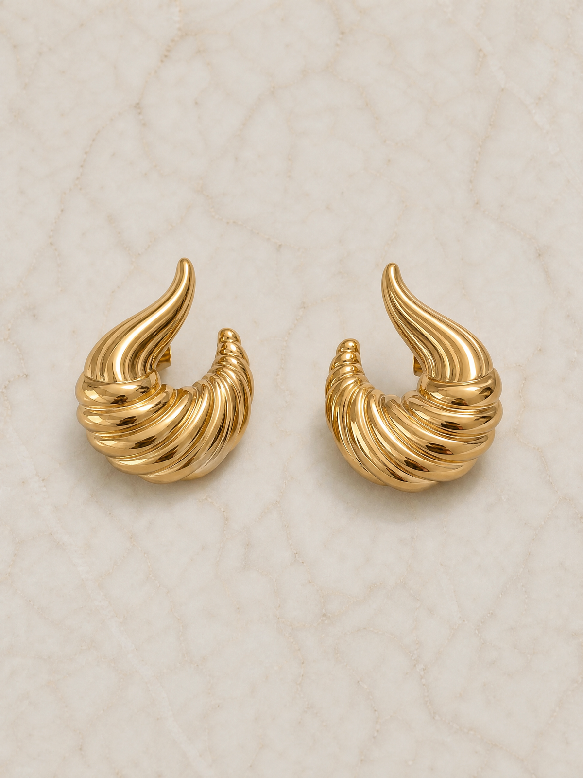 Boucles d'oreilles Velluto – Croissant Doré Torsadé | Acier Inoxydable Doré