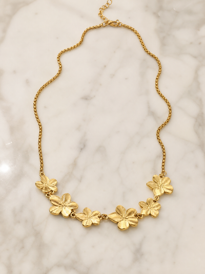 Collier Vahina – Ras-de-Cou Fleurs Dorées en Acier Inoxydable