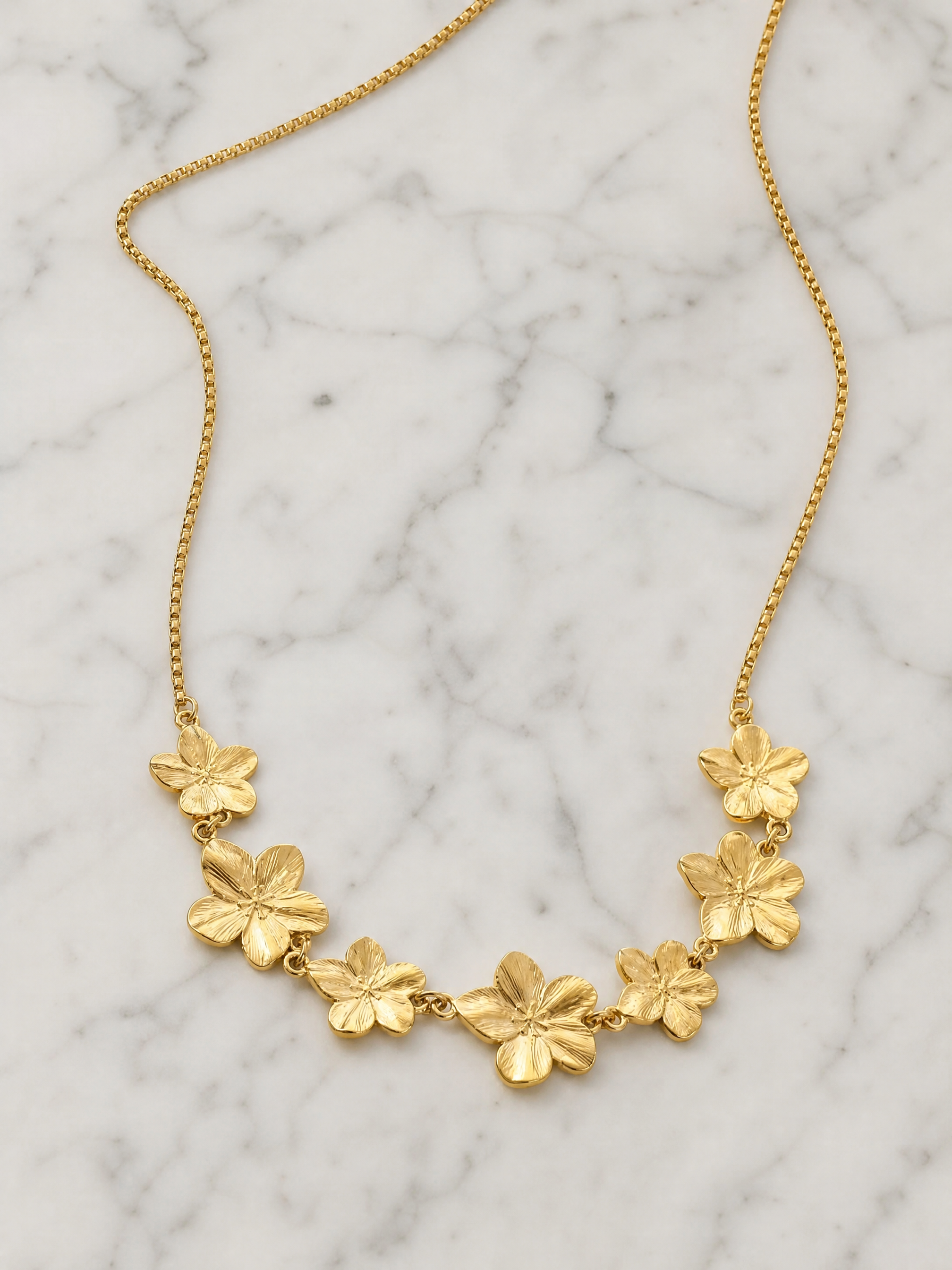 Collier Vahina – Ras-de-Cou Fleurs Dorées en Acier Inoxydable