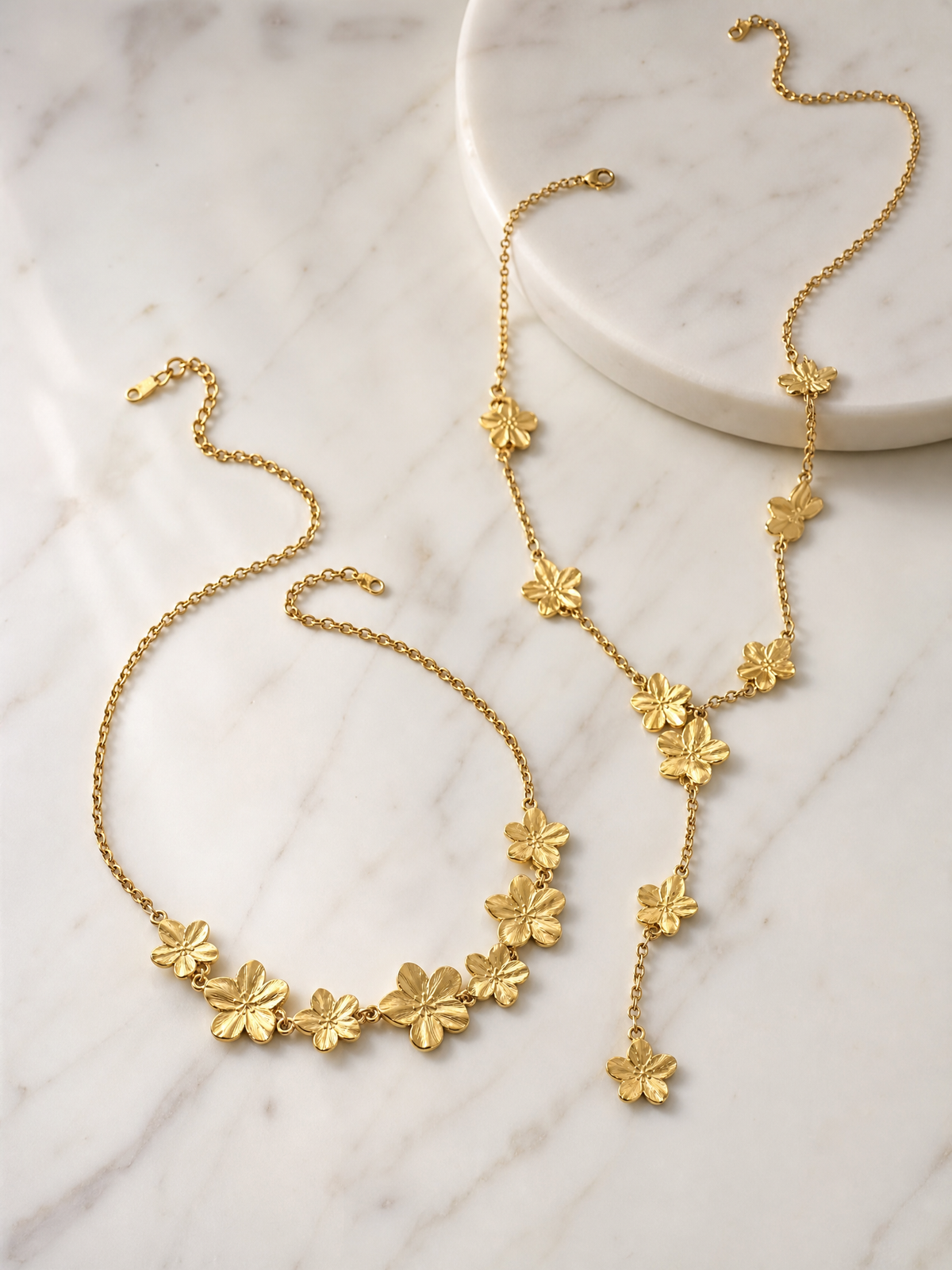 Collier Leilani – Sautoir Cravate Fleurs Dorées en Acier Inoxydable