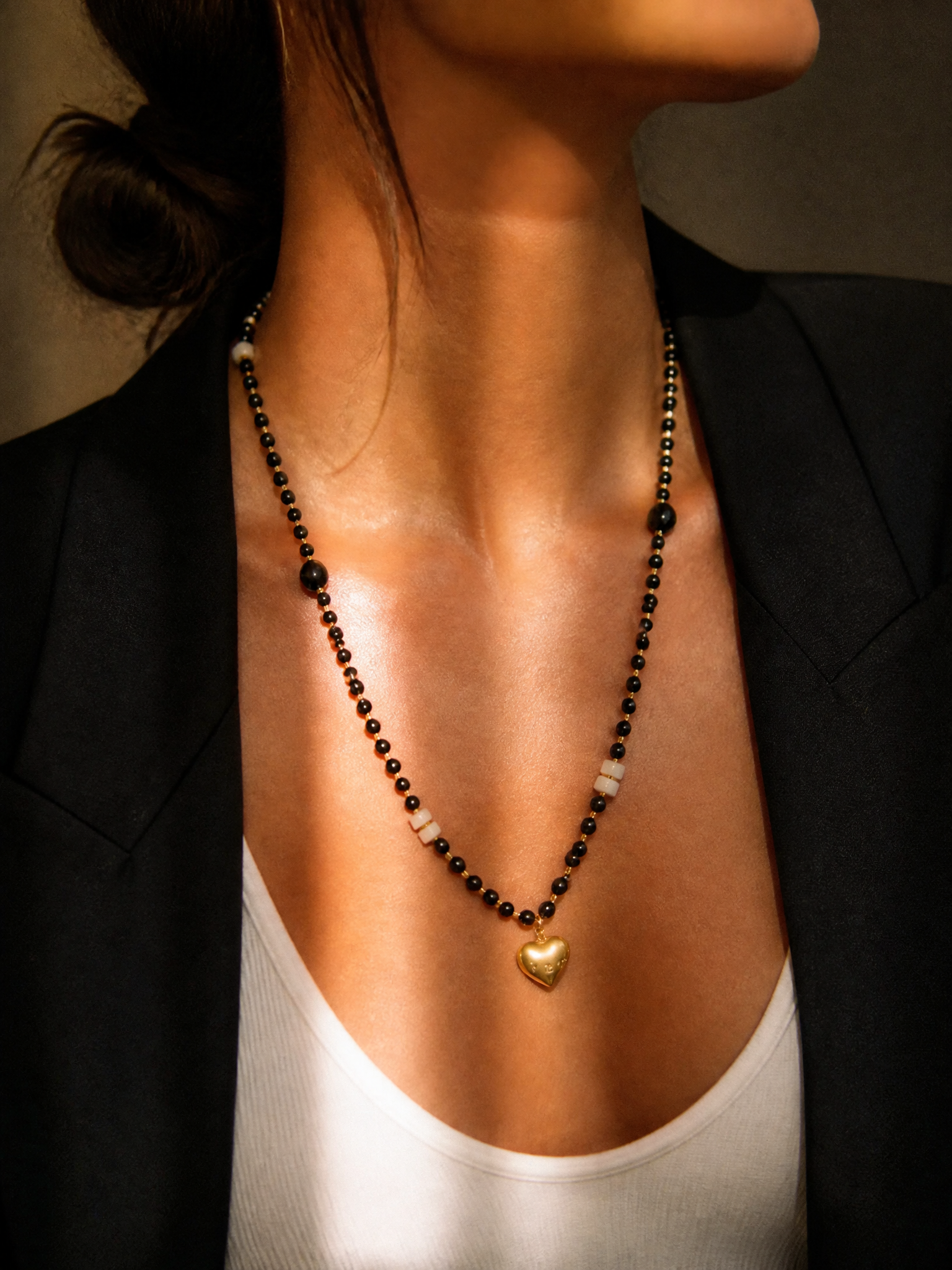 Collier Ébène – Perles Noires Facettées & Cœur Doré Serti | Collier Long Acier Inoxydable