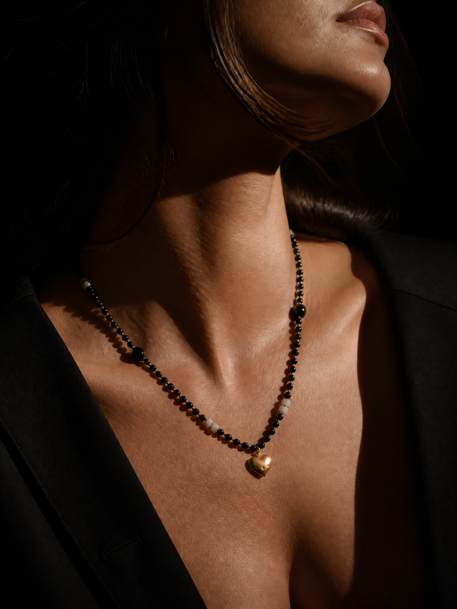 Collier Ébène – Perles Noires Facettées & Cœur Doré Serti | Collier Long Acier Inoxydable