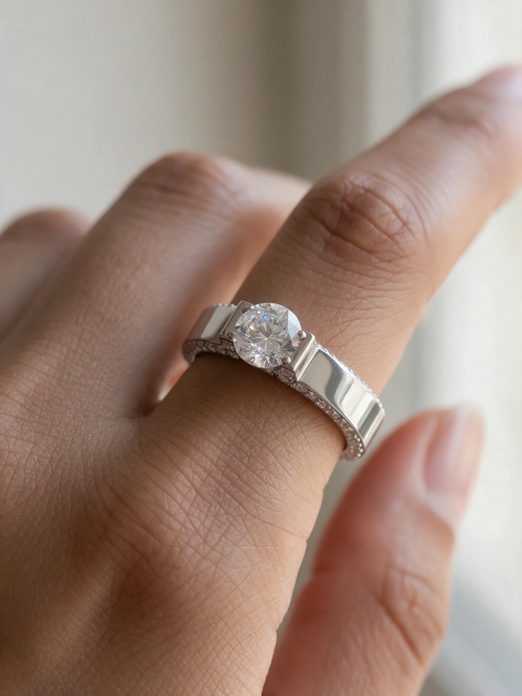 Bague Alma argentée en gros plan, deux rangs de zircons le long des arêtes de la bande