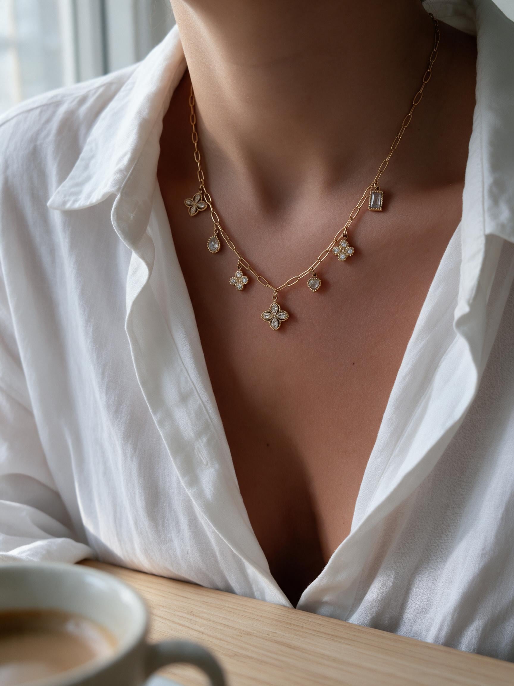 Collier Anela porté avec une chemise en lin blanc, tasse de café – collier doré en acier inoxydable plaqué or 18K