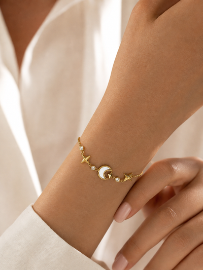 Bracelet Séléné – Croissant de Lune Nacré & Étoiles en Acier Inoxydable Doré