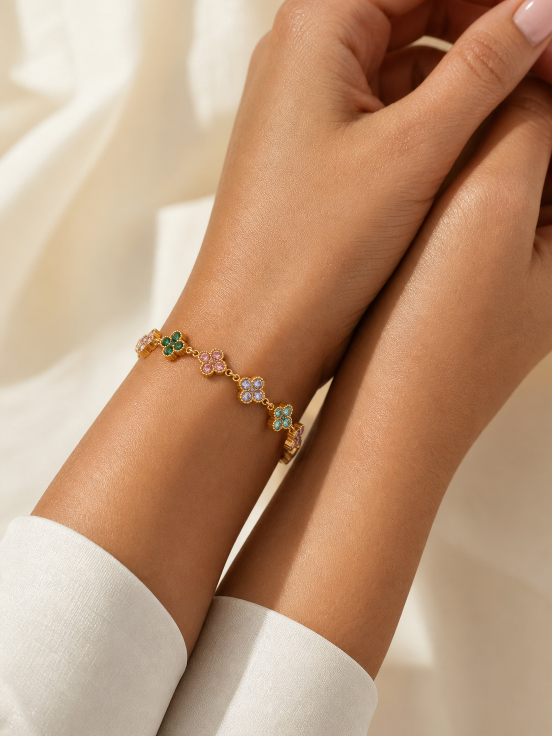 Bracelet Verveine – Trèfles Multicolores Pavés de Cristaux en Acier Inoxydable Doré