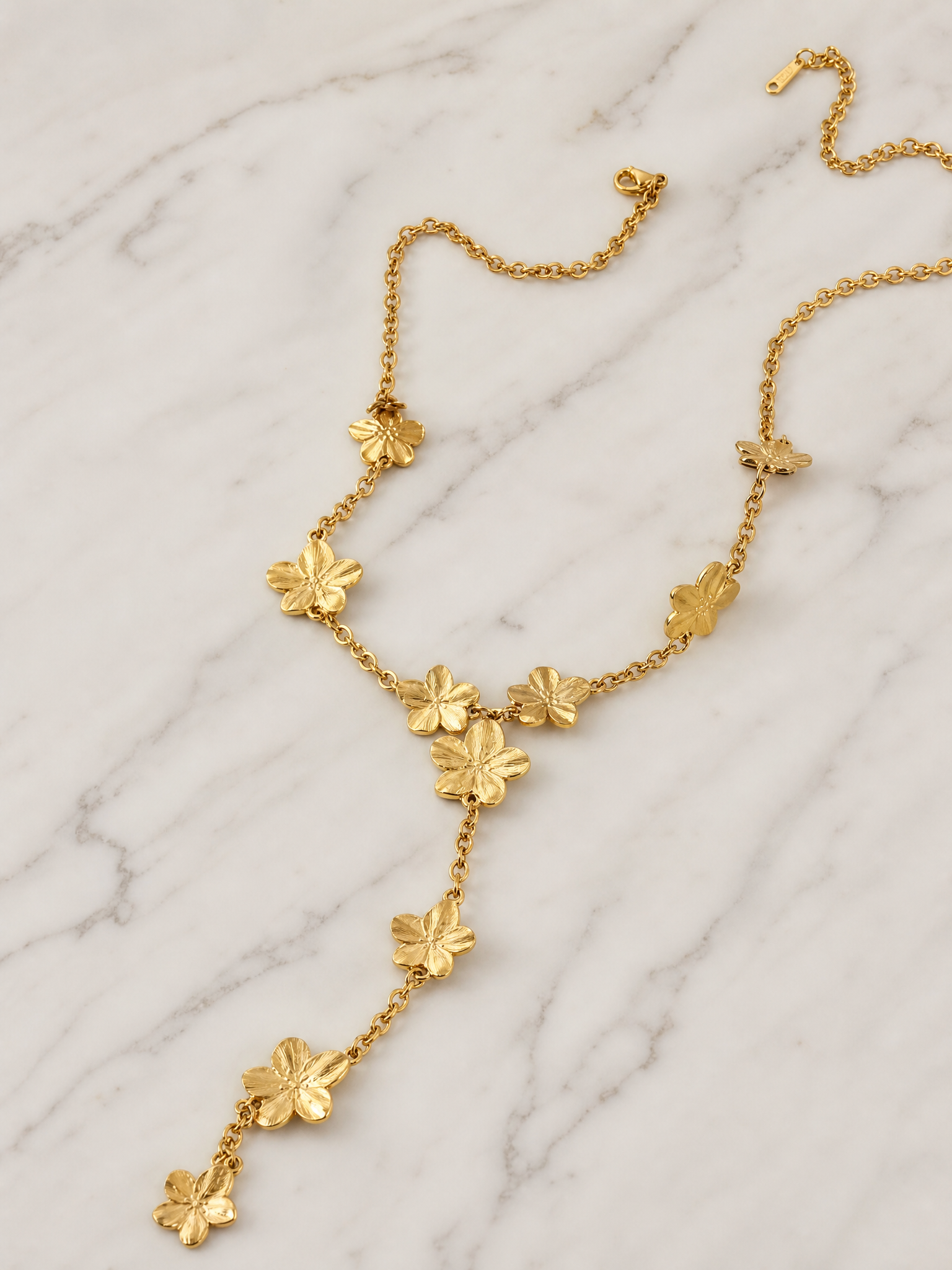 Collier cravate Leilani en Y avec cascade de fleurs dorées, acier inoxydable plaqué or 18K