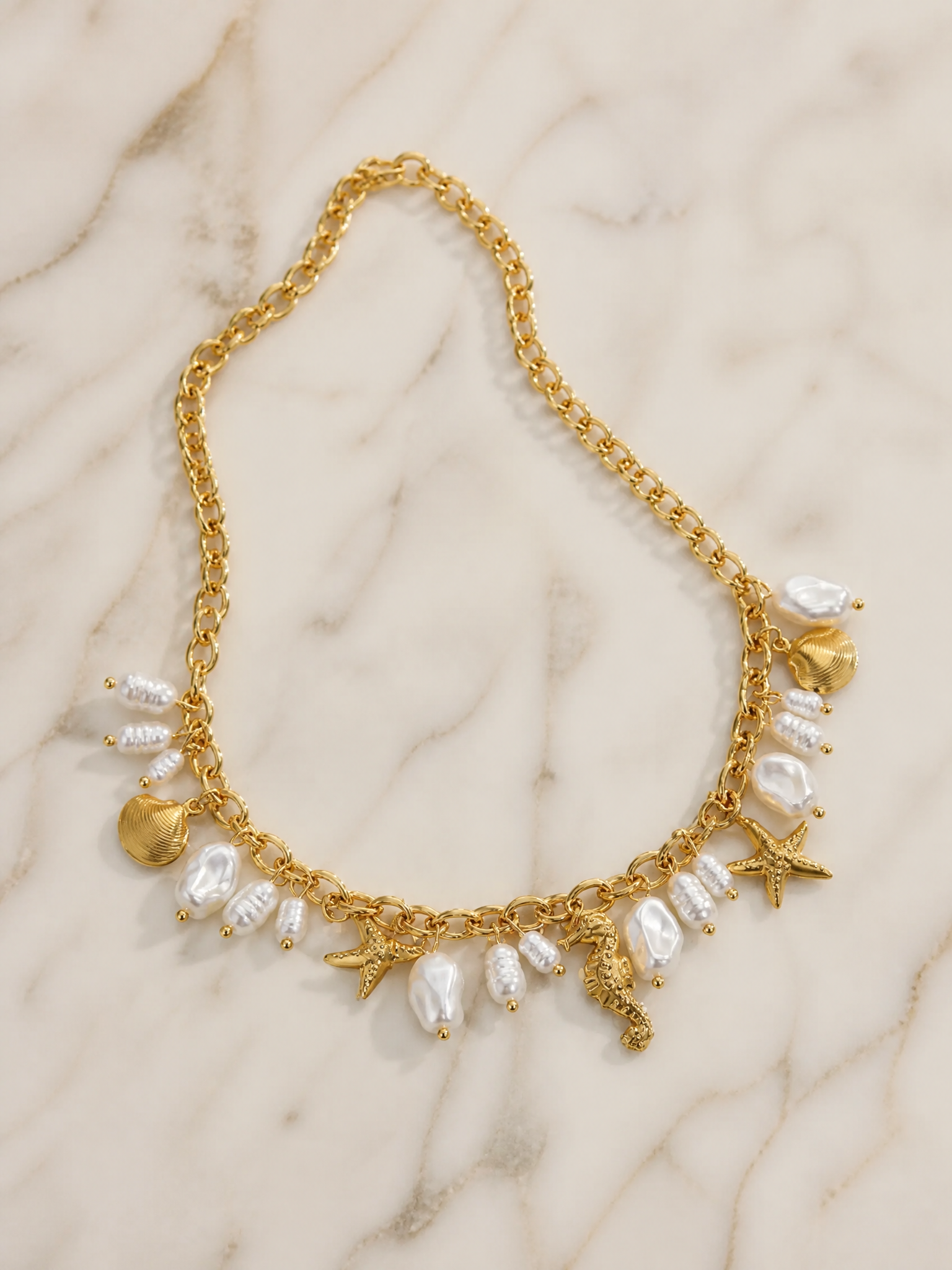 Collier Maréa – Grosse Chaîne Dorée, Hippocampe & Perles Baroques | Acier Inoxydable Doré