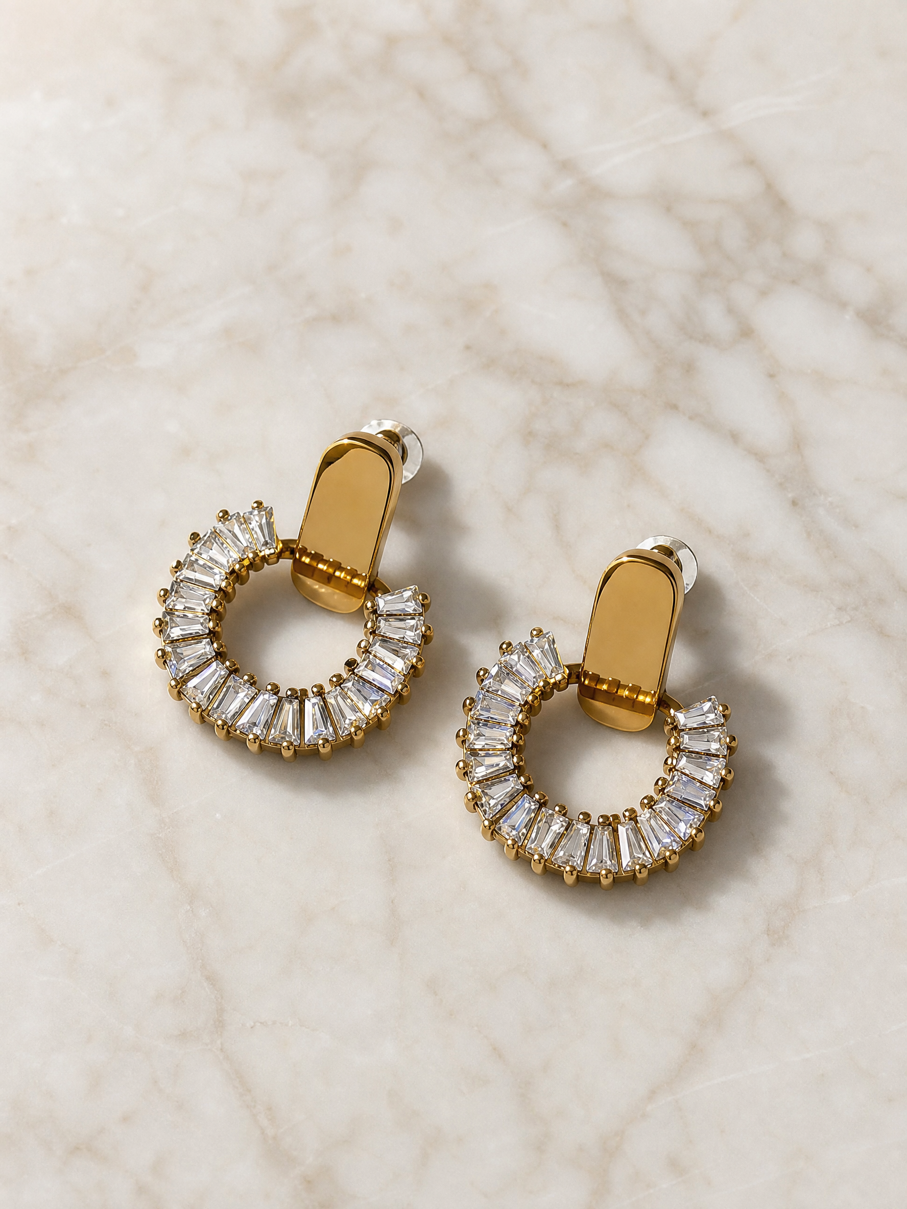 Boucles d'oreilles Lyana – Cercle Doré & Cristaux Baguette | Acier Inoxydable Doré