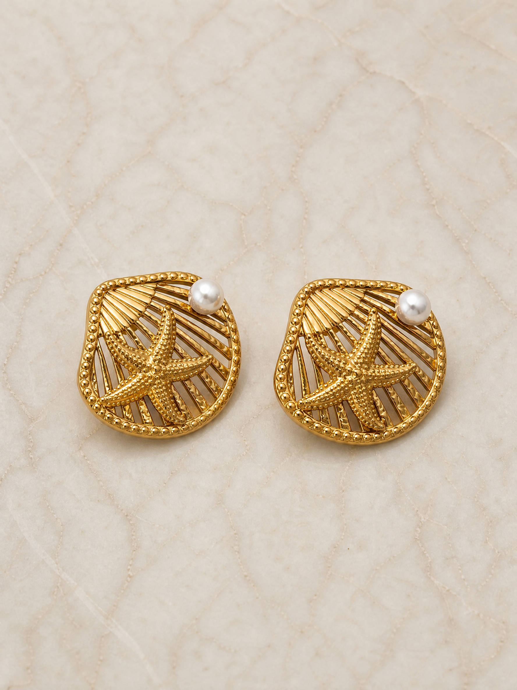 Boucles d'Oreilles Calypso – Coquillage Doré, Étoile de Mer & Perle Nacrée | Acier Inoxydable Doré