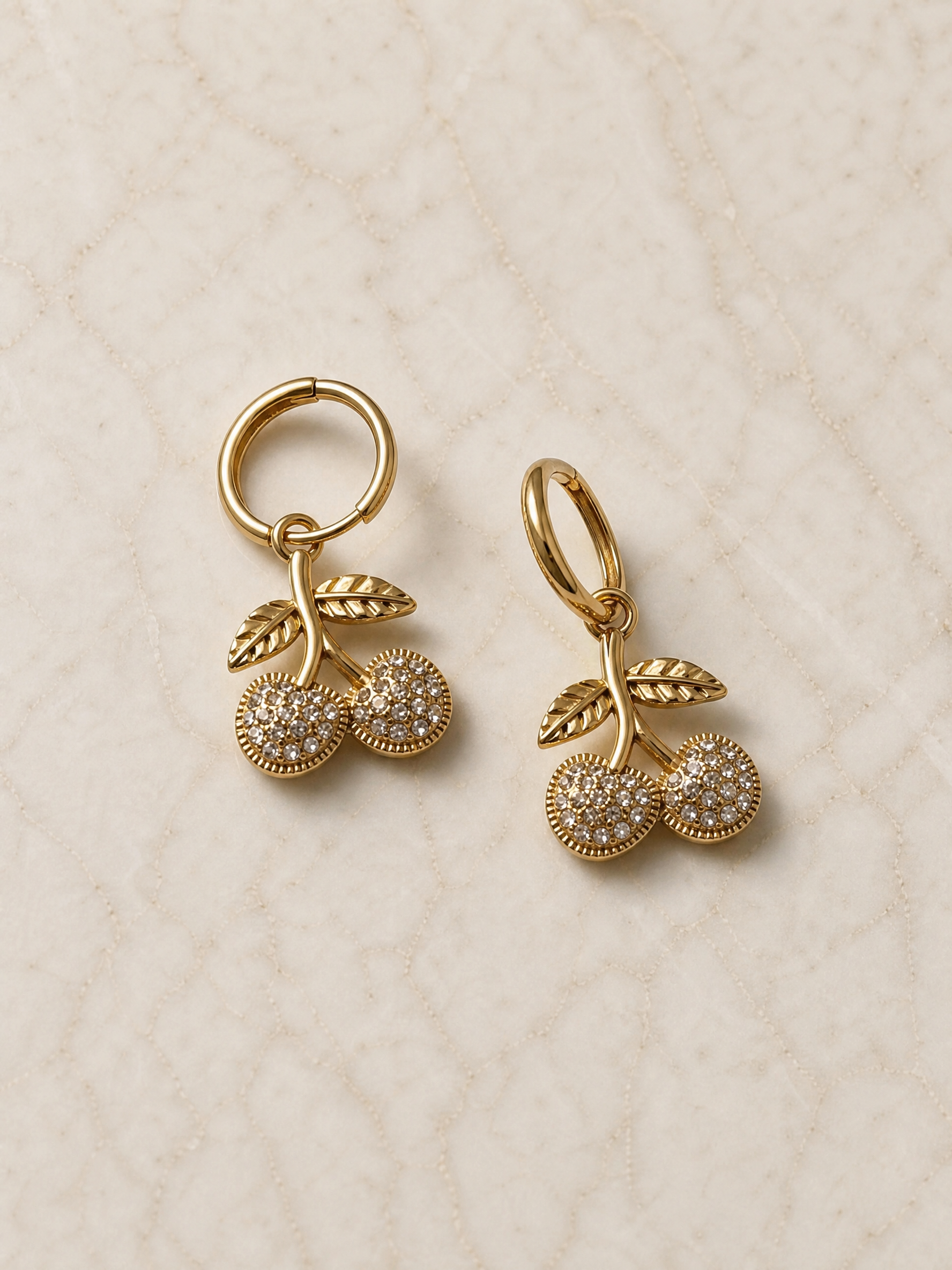 Boucles d'oreilles Cereza – Mini Créoles & Pendentif Cerise Zircon | Acier Inoxydable Doré