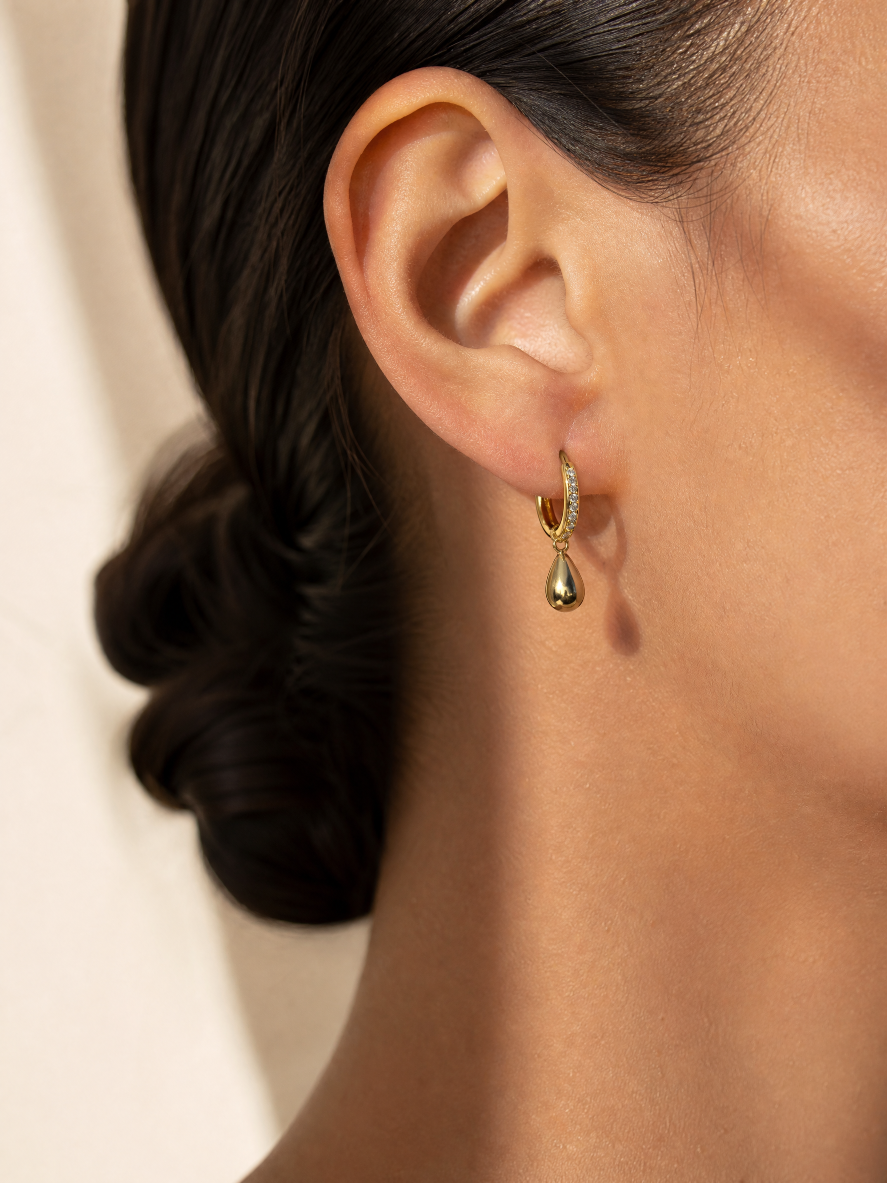 Boucles d'oreilles Luma – Mini Créoles Zircons & Goutte Dorée | Acier Inoxydable Doré